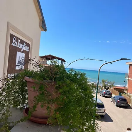 ホテル La Scogliera *